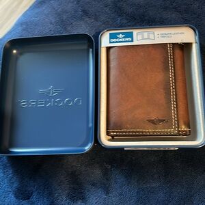 Dockers Leather Wallet Mens Brown Trifold NEW IN THE BOX with tin (dent in tin)